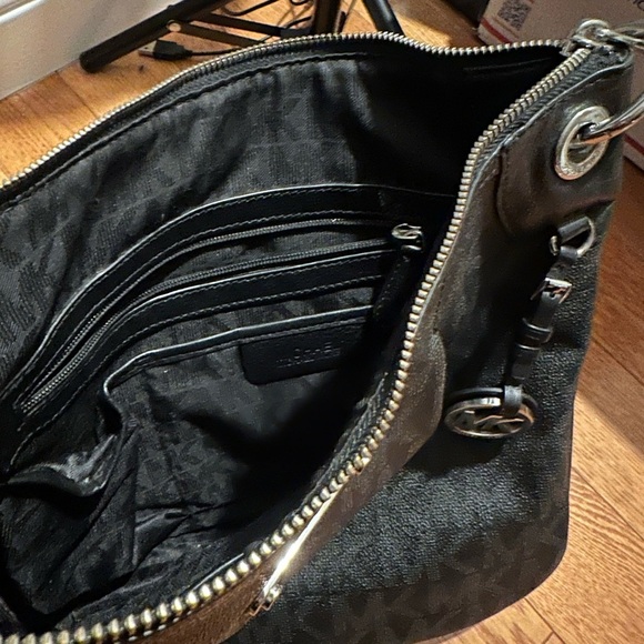 Michael Kors Elegant Black Shoulder Bag - Picture 4 of 5